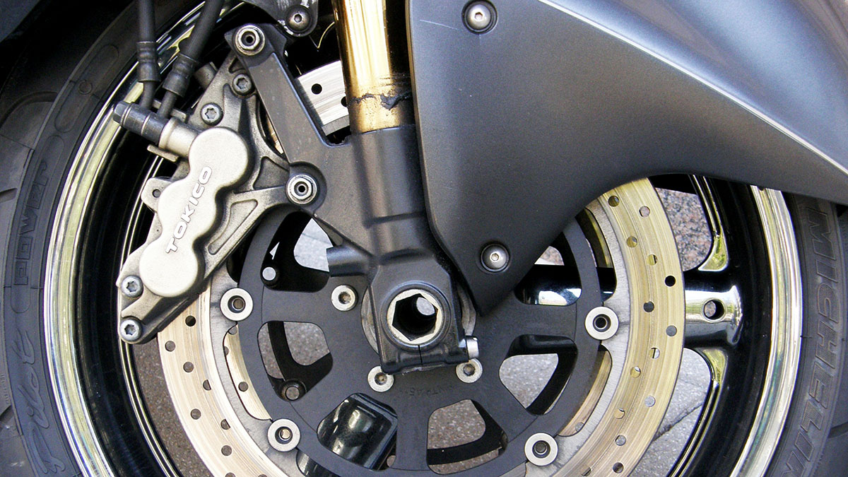 Elementos de seguridad activa en la rueda de la motocicleta