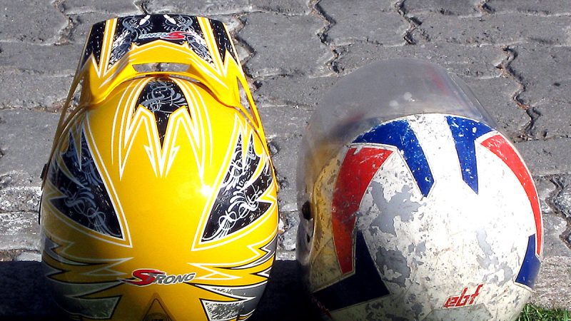 El casco tiene que apretar un poco y no debe bailar sobre la cabeza.
