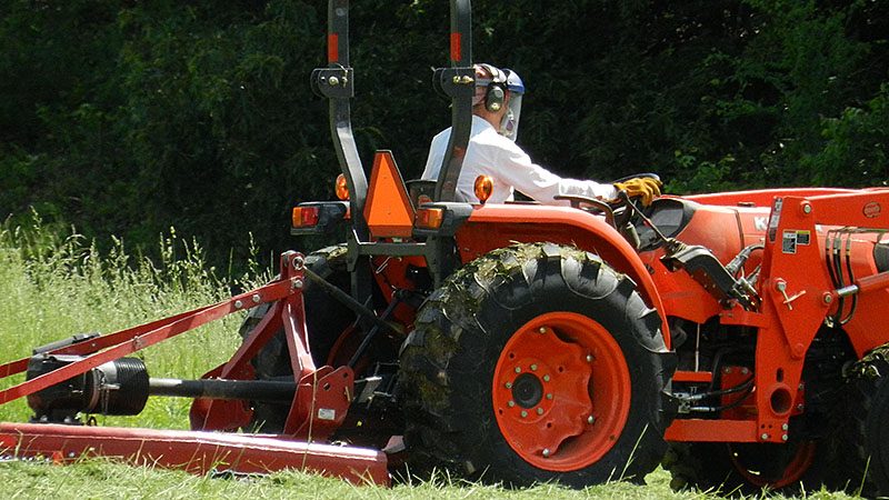 Tractor agrícola con aperos