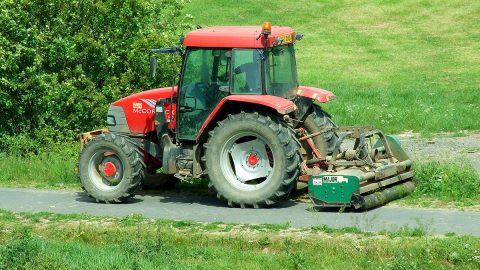 Un tractor es un vehículo agricola