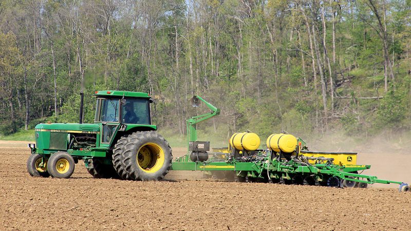 Un tractor agrícola trabajando en el campo